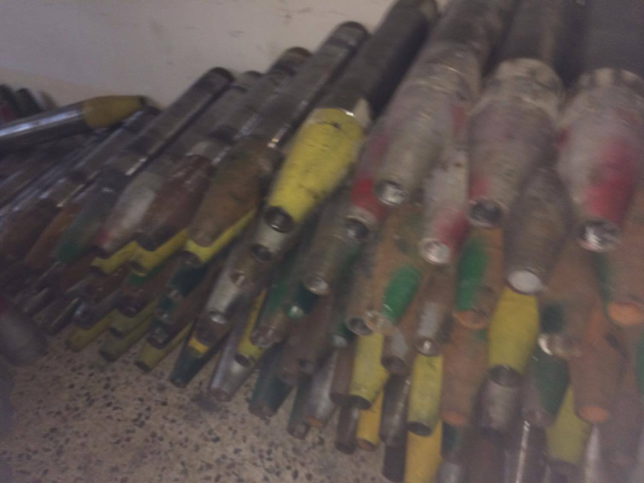 به‌ وێنه‌.. له‌ كارگه‌يه‌كى درووستكردنى چه‌كى داعشدا قوتوى بيره‌ و وێسكى دۆزرايه‌وه‌